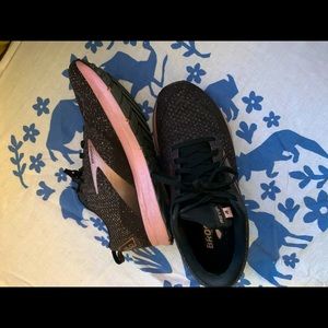 Brooks Revel 4 size 8.5 running sneakers